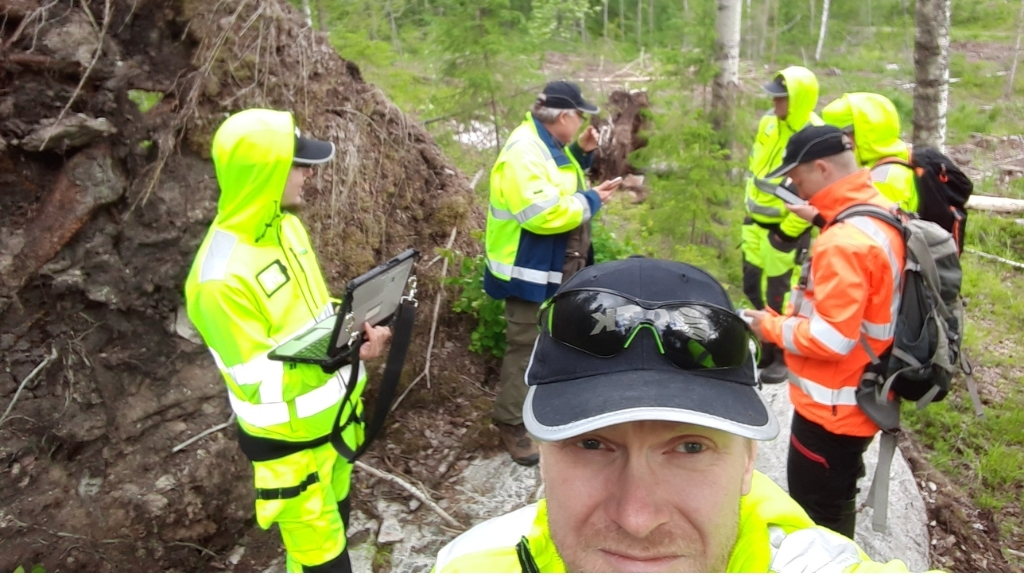 kesäharjoittelijoita maastossa