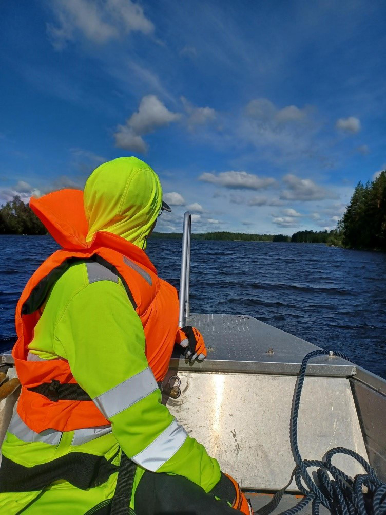 Saarikartoitus Särkijärvellä veneellä.