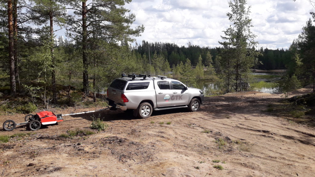GTK:n auto, maatutkalaitteisto sekä Kaurajärven pohjavesialueella sijaitseva sorakuoppa, joka on kaivettu niin syväksi, että sen pohjalla on pohjavettä.