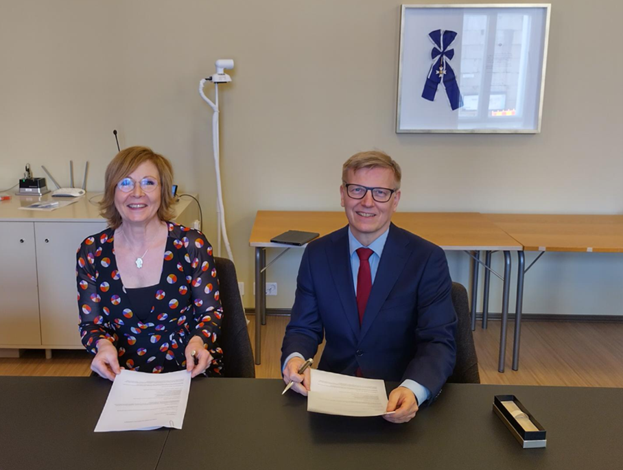 HY:n rehtori Sari Lindblom ja GTK:n pääjohtaja Kimmo Tiilikainen allekirjoittivat strategisen yhteistyösopimuksen