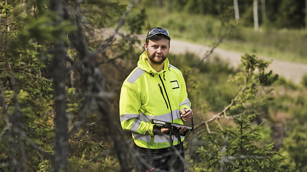 Geologi tekee maastotutkimuksia maastotallentimen kanssa.