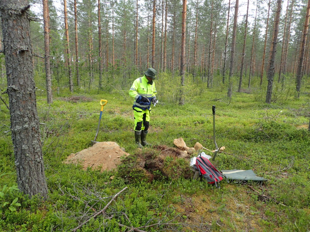 Geologian tutkimuskeskuksen tutkijat suorittivat maaperän geokemiallista näytteenottoa Ilomantsissa kesällä 2021.