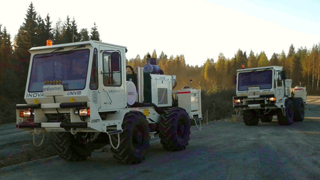 Seismisiä aaltoja aikaansaava vibroseis-rekka.