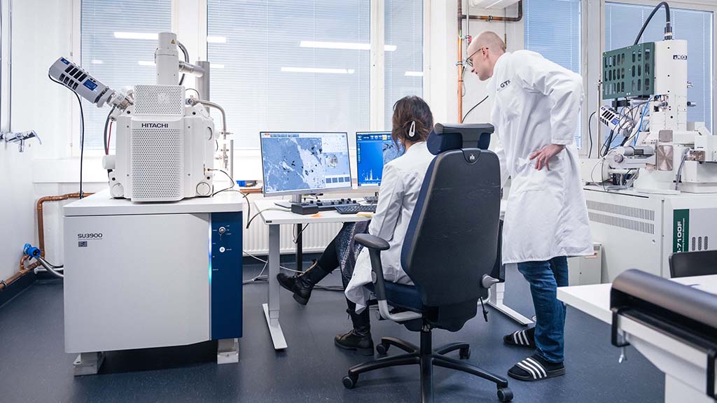 Mineralogical characterization using a low vacuum scanning electron microscope (LV-SEM-EDS).