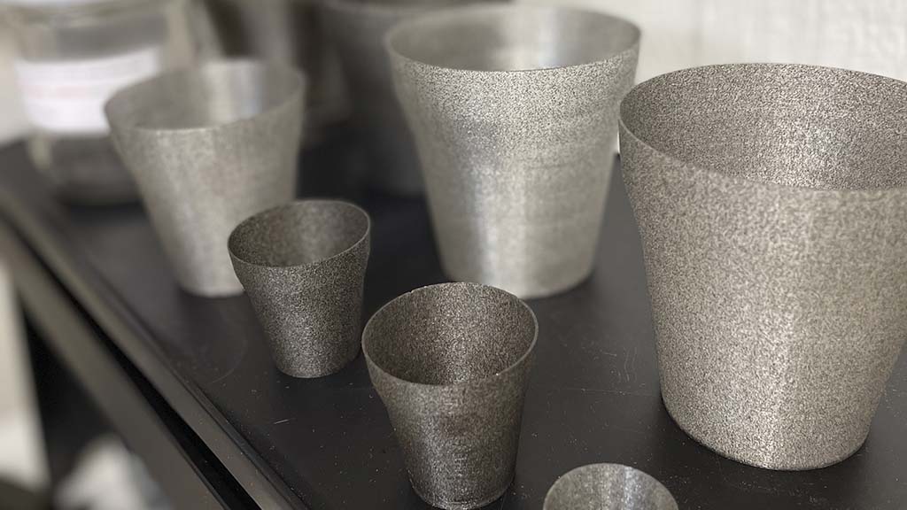 3D-tulostettujen kukkaruukkujen valmistuksessa on käytetty tuhkaa ja sideaineena biojätettä.