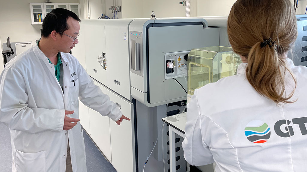 Iso laboratoriolaite, jonka kanssa tekee töitä kaksi henkillöä laboratoriotakit päällä.