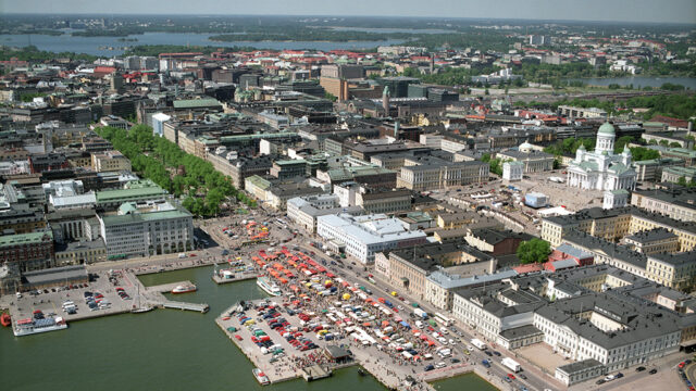 Helsingin Senaatintori, Kauppatori ja satama kuvattuna ilmasta käsin aurinkoisena kesäpäivänä.
