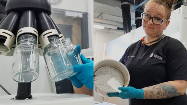 Vasemmalla puolella laboratorioastiat kiinnitettynä laitteeseen. Oikealla puolella henkilö pitelee siivilää ja lastaa laboratoriossa.