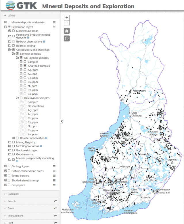 Kuva karttapalvelun näkymästä, jossa Suomen karttapohjalle merkitty pistemäisiä kohteita. Vasemmassa reunassa ovat sisältöä selittävät indeksit.