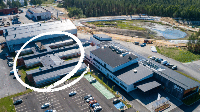 llmakuva alueesta, jossa rakennuksia. Vasemmalla näkyy matalia rakennuksia valkoisella ympyrällä merkittynä.