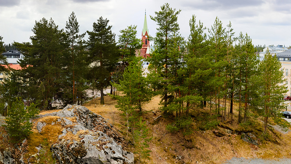 Näkymä Mikkelin tuomiokirkolle Naisvuoren kallioilta.