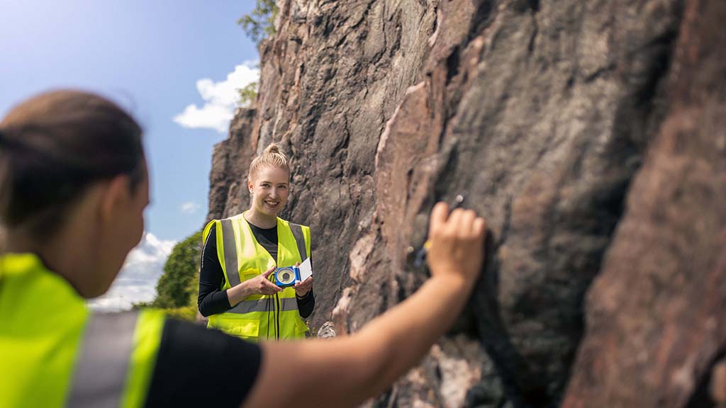 Kallioperän rakennesuuntien mittaus geologisella kompassilla kallioleikkauksella.