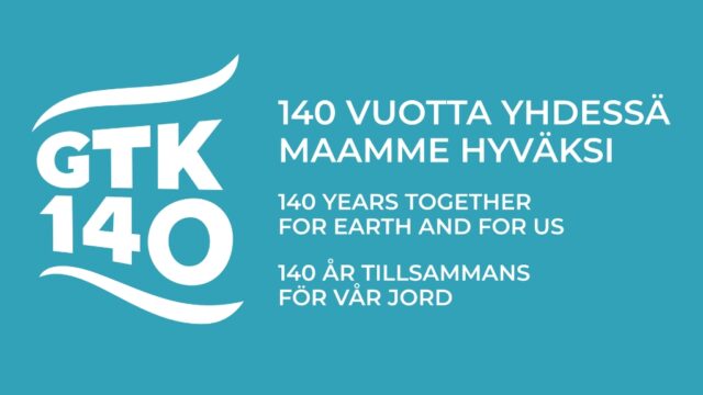 Sinisellä taustalla oleva juhlalogo, jossa lukee "GTK 140". Vieressä tekstit: "140 vuotta yhdessä maamme hyväksi", "140 years together for Earth and for us" ja "140 år tillsammans för vår jord".