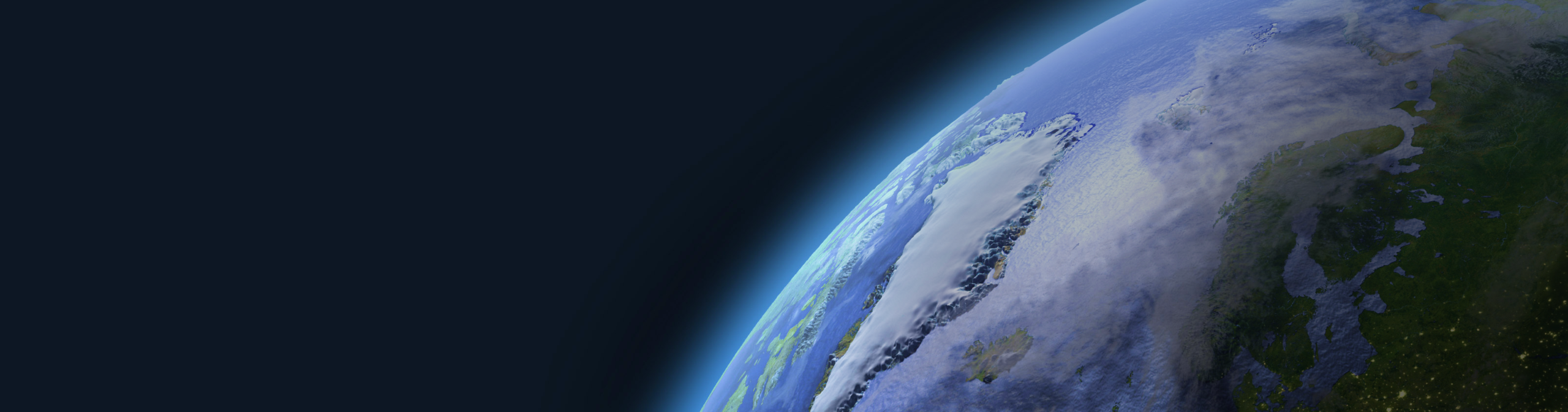 Maapallo avaruudesta kuvattuna, jossa näkyy Euroopan ja arktisen alueen pilvipeitteinen maisema tummalla taustalla