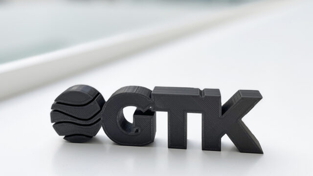 Outokummun malmin ja kierrätysmuovin jauhesekoituksesta 3D-tulostettu GTK:n logo.