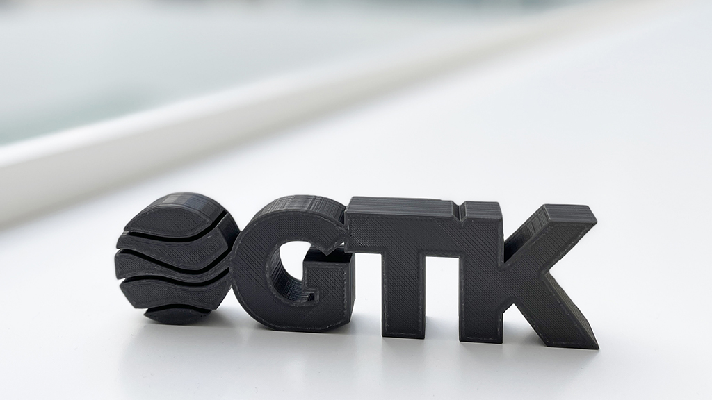 GTK logo 3D‑printed from a powder blend of Outokumpu ore and recycled plastic.
