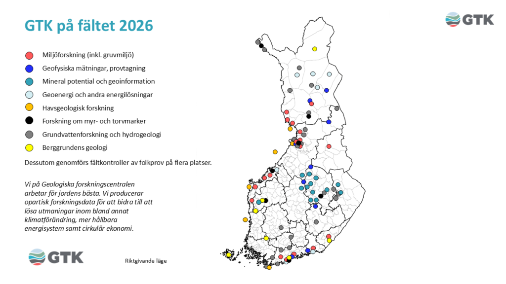 Karta över Finland med rubriken ”GTK på fältet 2026”. Kartan visar färgade punkter runt om i Finland. En teckenförklaring visar forskningsområden: miljöforskning, geofysiska mätningar, mineralpotential och geoinformation, geoenergi och energilösningar, havsgeologisk forskning, forskning om myr- och torvmarker, grundvattenforskning och hydrogeologi samt berggrundsgeologi. GTK:s logotyp finns längst ner.