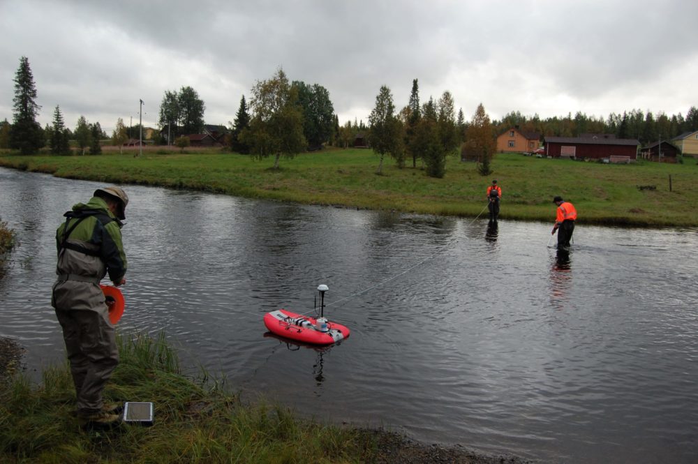 River cross-section: Conducting flow velocity and electrical conductivity profile measurements in the Seurujoki River.