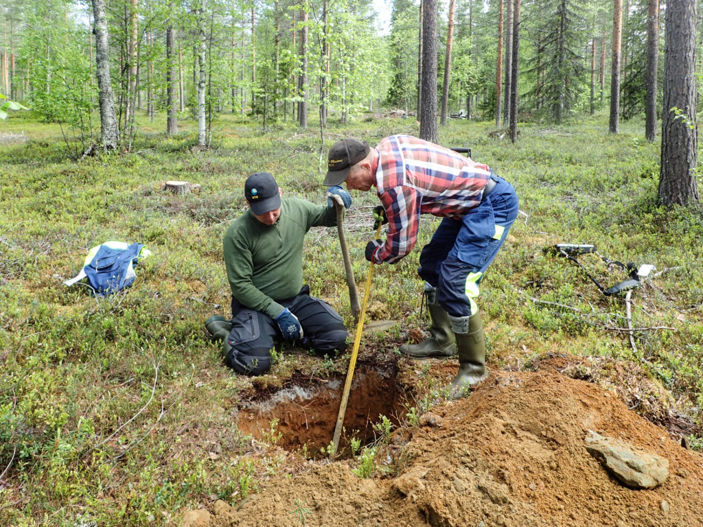 GTK:n geologit kaivamassa näytteenottopaikkaa maaperään metsikköisessä Sakatissa.