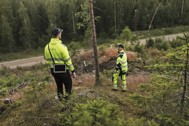 GTK:n geologit kartoittamassa kallioperää Leppävirralla kesällä 2019.