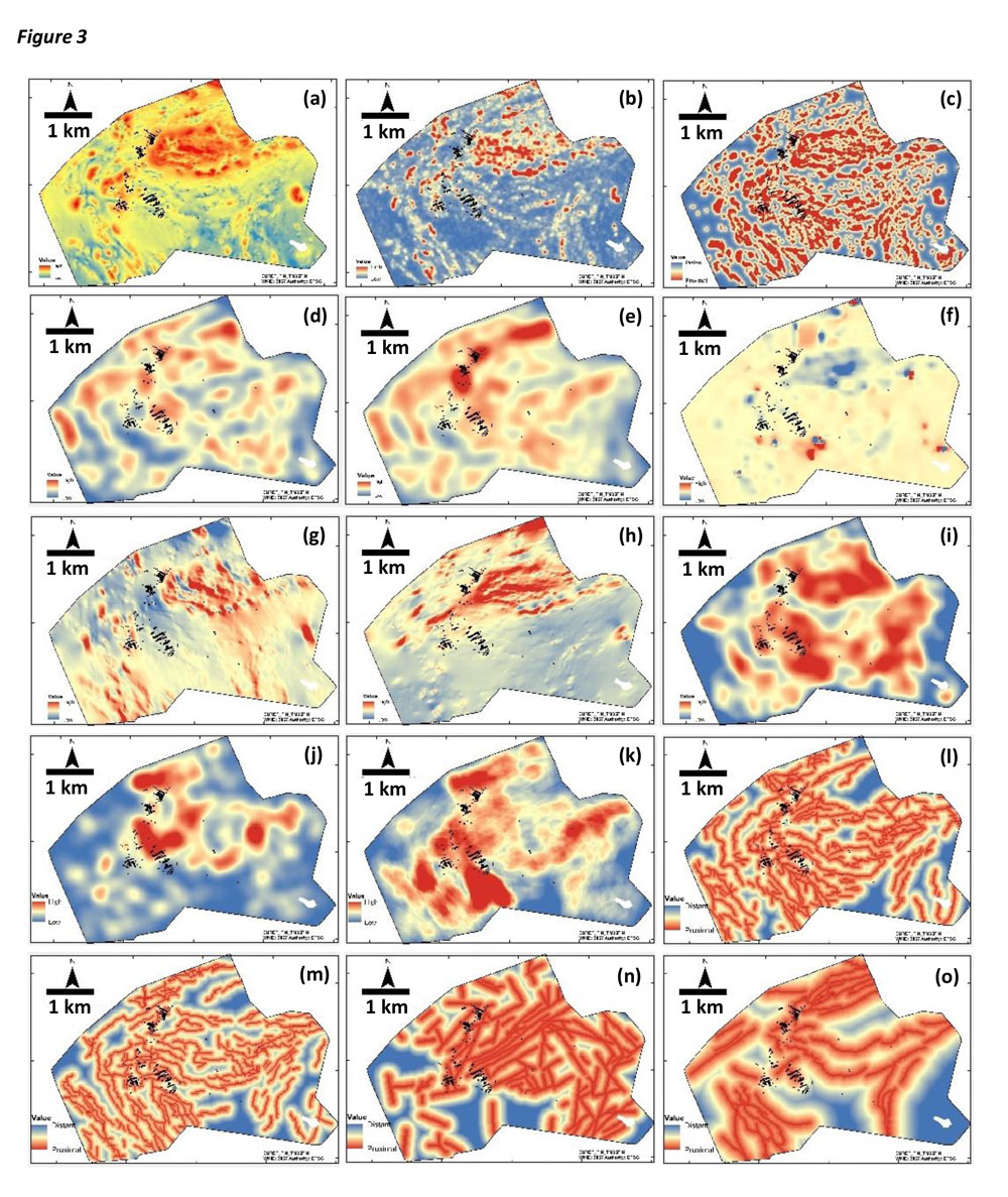 Evidenssirasterit – (a) magneettikentän kokonaisintensiteetti, (b) jäännösmagnetismi ja (c) etäisyys geologisista kontaktipinnoista. Litologisten kontaktipintojen tiheys painotettuna (d) kestävyyskontrastilla ja (e) reaktiivisuuskontrastilla. (f) Suhteellinen johtavuus lentogeofysikaalisista sähkömagneettisista mittauksista, (g) magneettiset poikkeamat luode-kaakkosuunnassa, (h) magneettiset poikkeamat lounas-koillissuunnassa, (i) magneettikentän kaltevuuden tasa-arvokäyrien tiheys, (j) rakenteiden risteyskohtien tiheys, (k) rakenteiden tiheydet painotettuina niiden mutkaisuudella. Läheisyys rakenteisiin – (l) antiformeihin, (m) synformeihin, (n) myöhäissiirroksiin ja (o) hiertovyöhykkeisiin. Väritys sinisestä punaiseen kuvaa rastereissa (a) – (k) uudelleenskaalattuja arvoja matalasta (0) korkeaan (1) ja rastereissa (l) – (o) etäisestä läheiseen. (Chudasama et al. 2021)