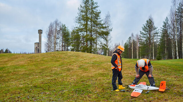 Työntekijät kartoittamassa aluetta lennokilla