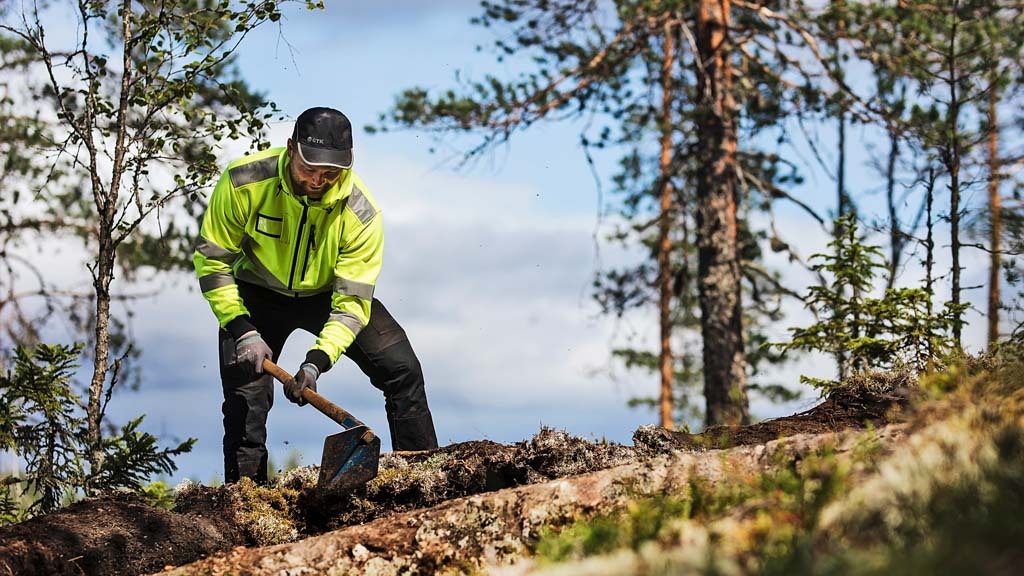 Geologi puhdistaa kalliota