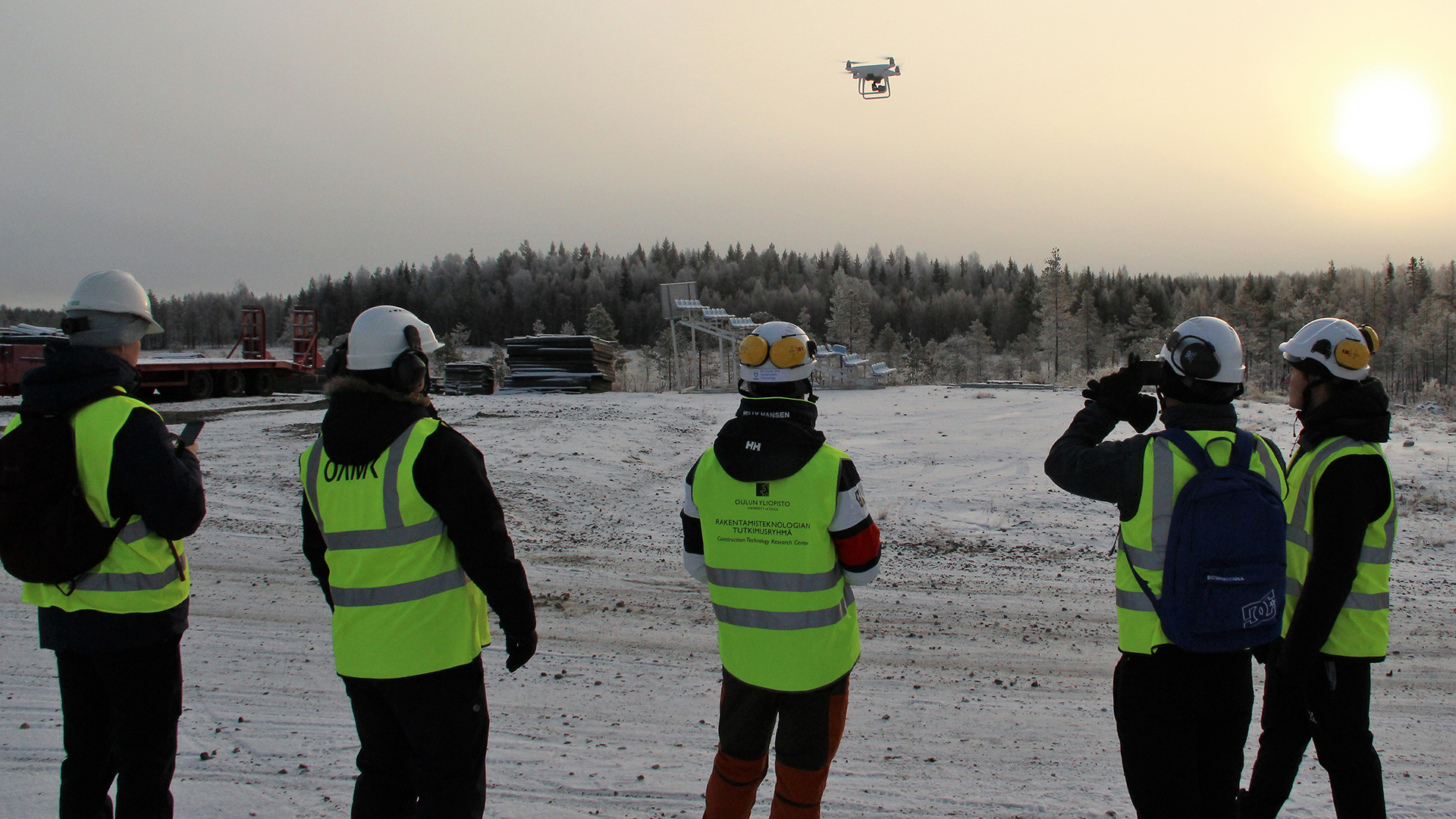 Lekat-projektin tutkijat ja avustajat testaavat lennokkia kaivosalueella.