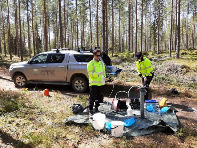 GTK:n tutkijoita Kuopion Jänneniemen pohjavesialueella keräämässä vesinäytteitä.