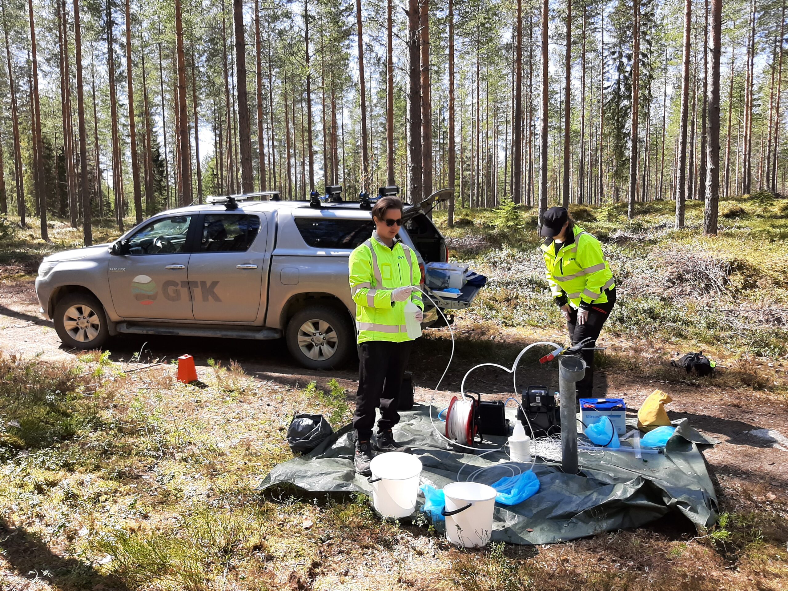 GTK:n tutkijoita Kuopion Jänneniemen pohjavesialueella keräämässä vesinäytteitä.