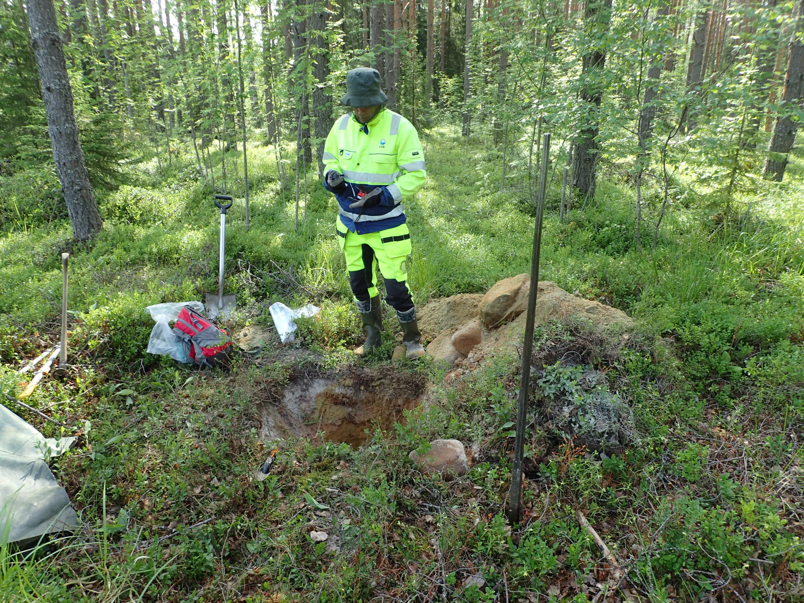 Geologian tutkimuskeskuksen tutkijat suorittivat maaperän geokemiallista näytteenottoa Ilomantsissa kesällä 2021.
