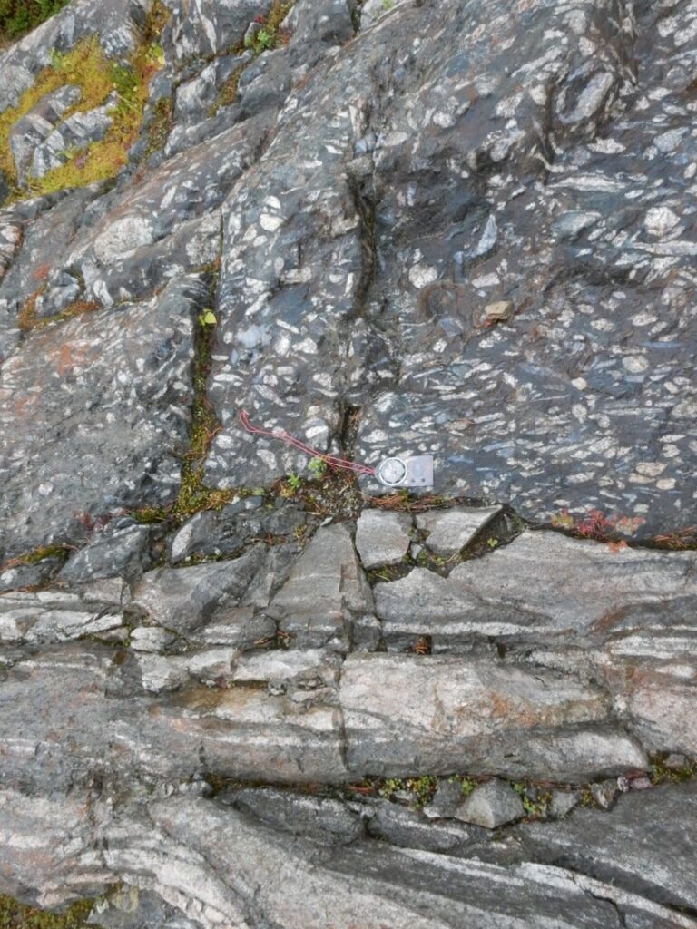 Kuva Poroperässä Kostonjärven itäpuolella sijaitsevasta paljastumasta, joka sisältää erikoista kivilajia. 