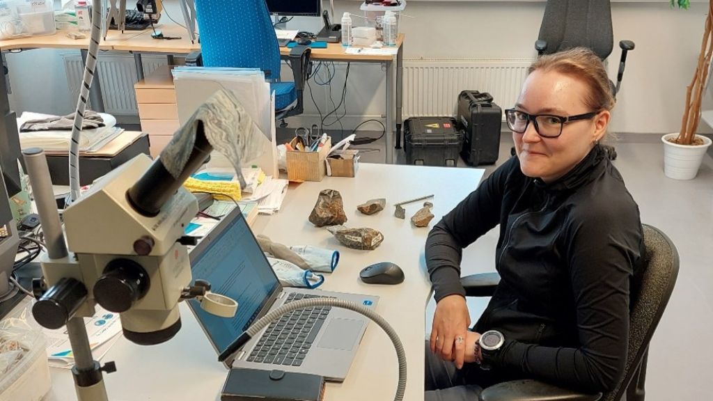 Kristiina Virit työpisteellään Kansannäytetoimistossa.