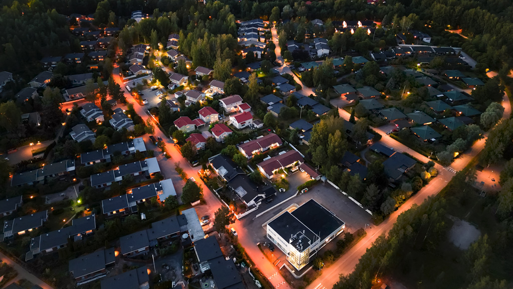 Suomalaista esikaupunkialuetta ja metsänreunaa iltahämärän valaistuksessa.