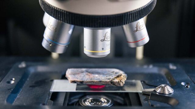 Berg- och mineralprover undersöks i mikroskop