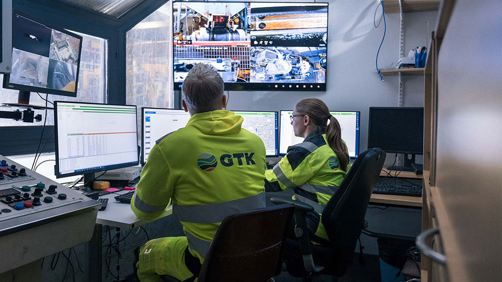 In the control room of GTK Mintec's test factory, 2 people look at the screens and follow the process