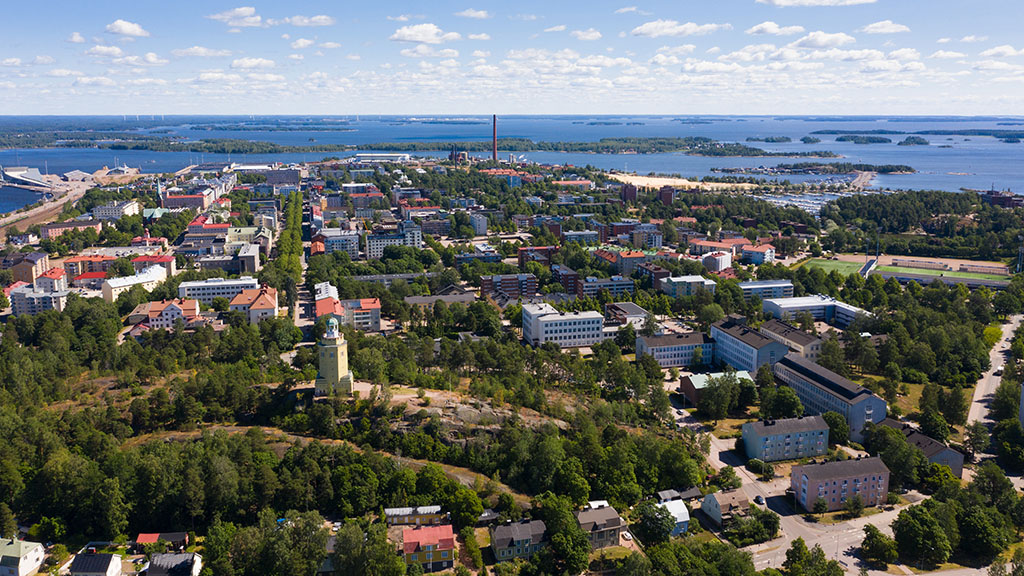 Kesäinen Kotkan kaupunki ja merinäkymä ylhäältä Haukkavuoren näkötornilta kuvattuna.