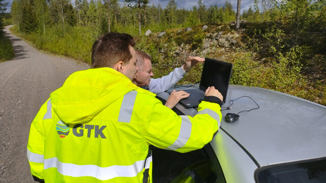 Geologi Toni Liimatainen tutkii malminetsijä Reino Sainkankaan kanssa alueen maasto- ja kallioperäkarttaa.