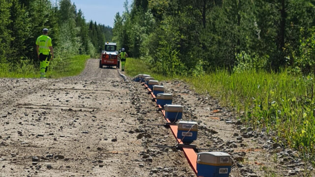 Geofonit asennettuna maastoon seismisiä mittauksia varten.