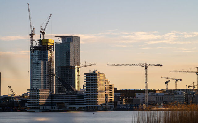 Kaupunkikuva rakenteilla olevasta Kalasataman asuinalueesta auringonlaskun aikaan.